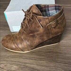 NWT Maurices Tan Cheri Lace-Up Wedge Shoes